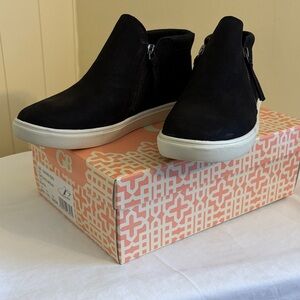 Gianni Bini Black Slip-On Ground Break Sneaker Shoes White Sole Women’s 9.5‎